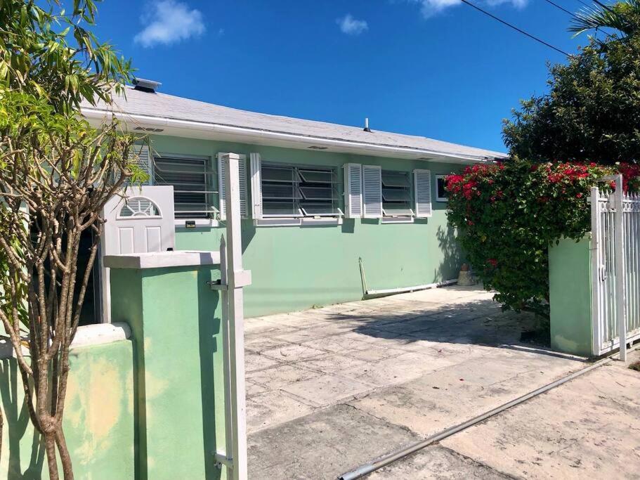Spacious Light Filled Studio, Modern Renovation Nassau