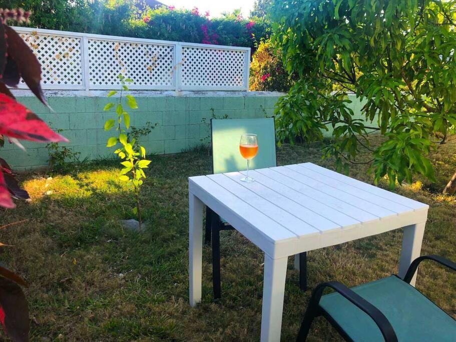 Spacious Light Filled Studio, Modern Renovation * Nassau
