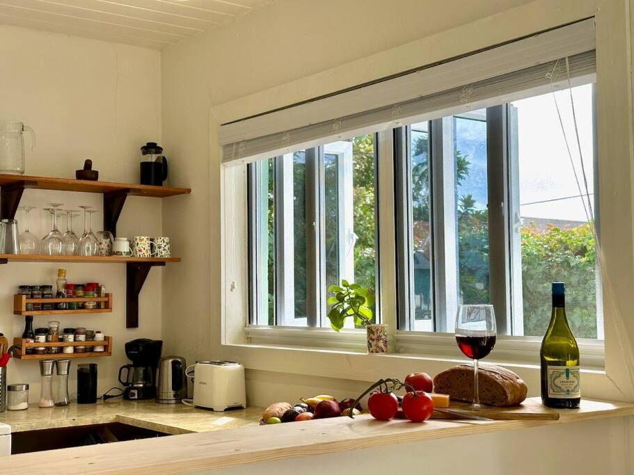 Spacious Light Filled Studio, Modern Renovation Nassau