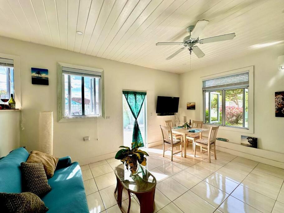 Appartement Spacious Light Filled Studio, Modern Renovation *