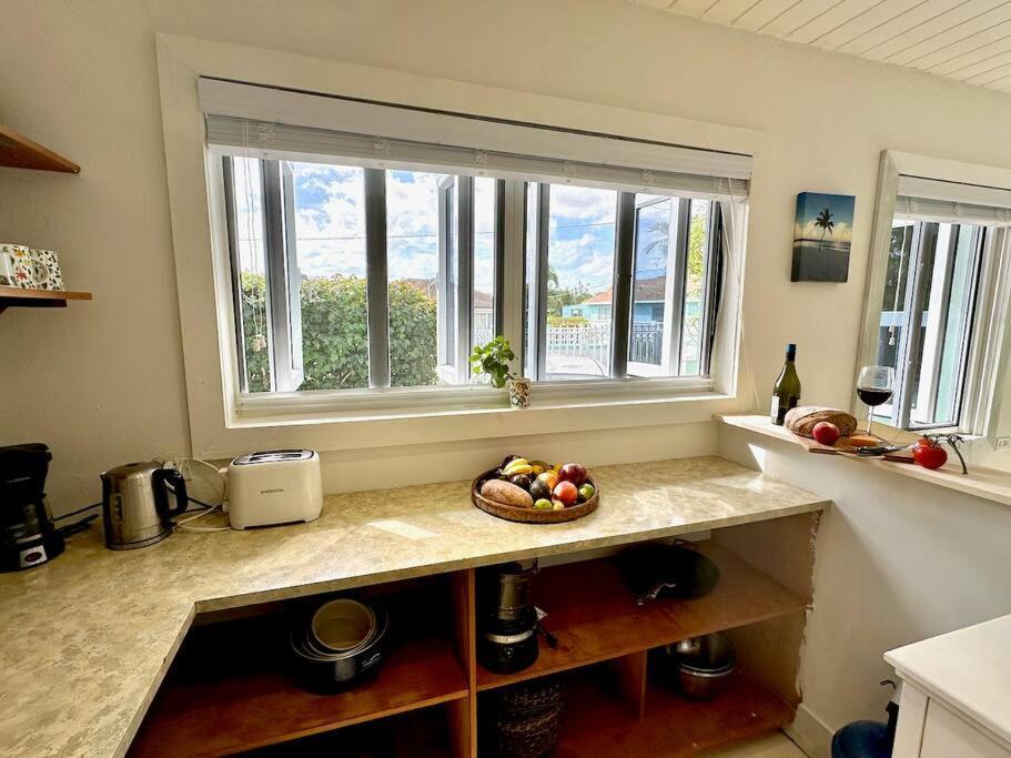 Spacious Light Filled Studio, Modern Renovation Nassau