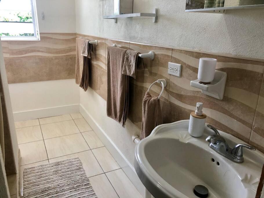 Appartement Spacious Light Filled Studio, Modern Renovation *