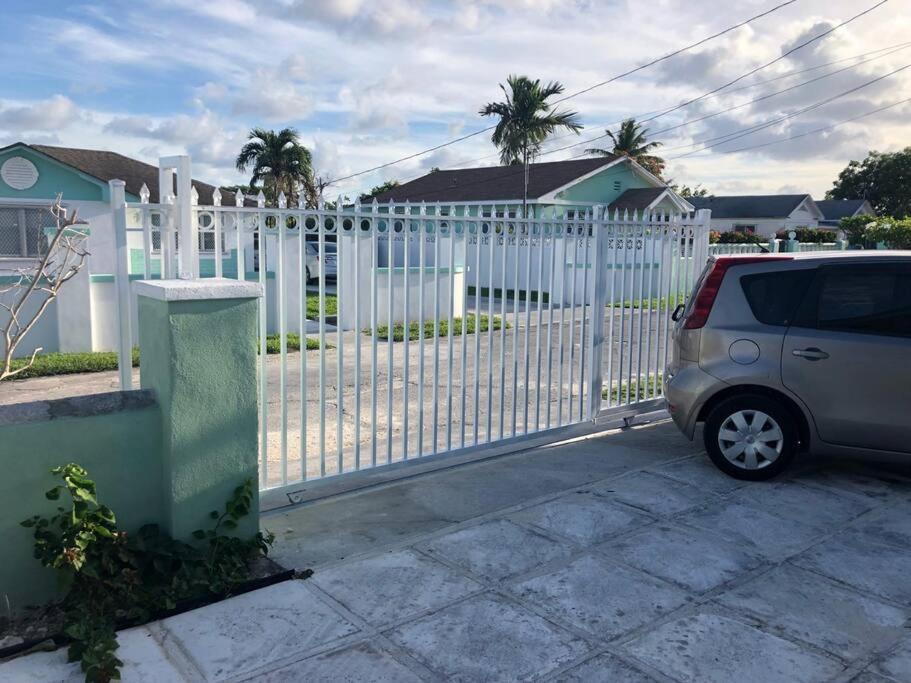 Appartement Spacious Light Filled Studio, Modern Renovation Nassau